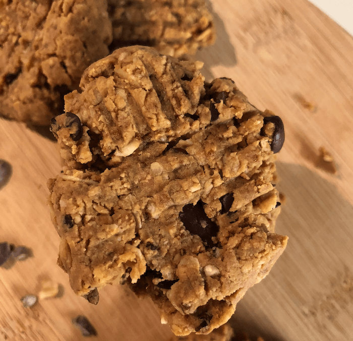 Fit Cookies : 4 ingredients, NO sugar added. Ready in 10 minutes. Natural peanut butter, egg, stevia, oats. Add your own goodies: dark chocolate chips, nuts, coconut.